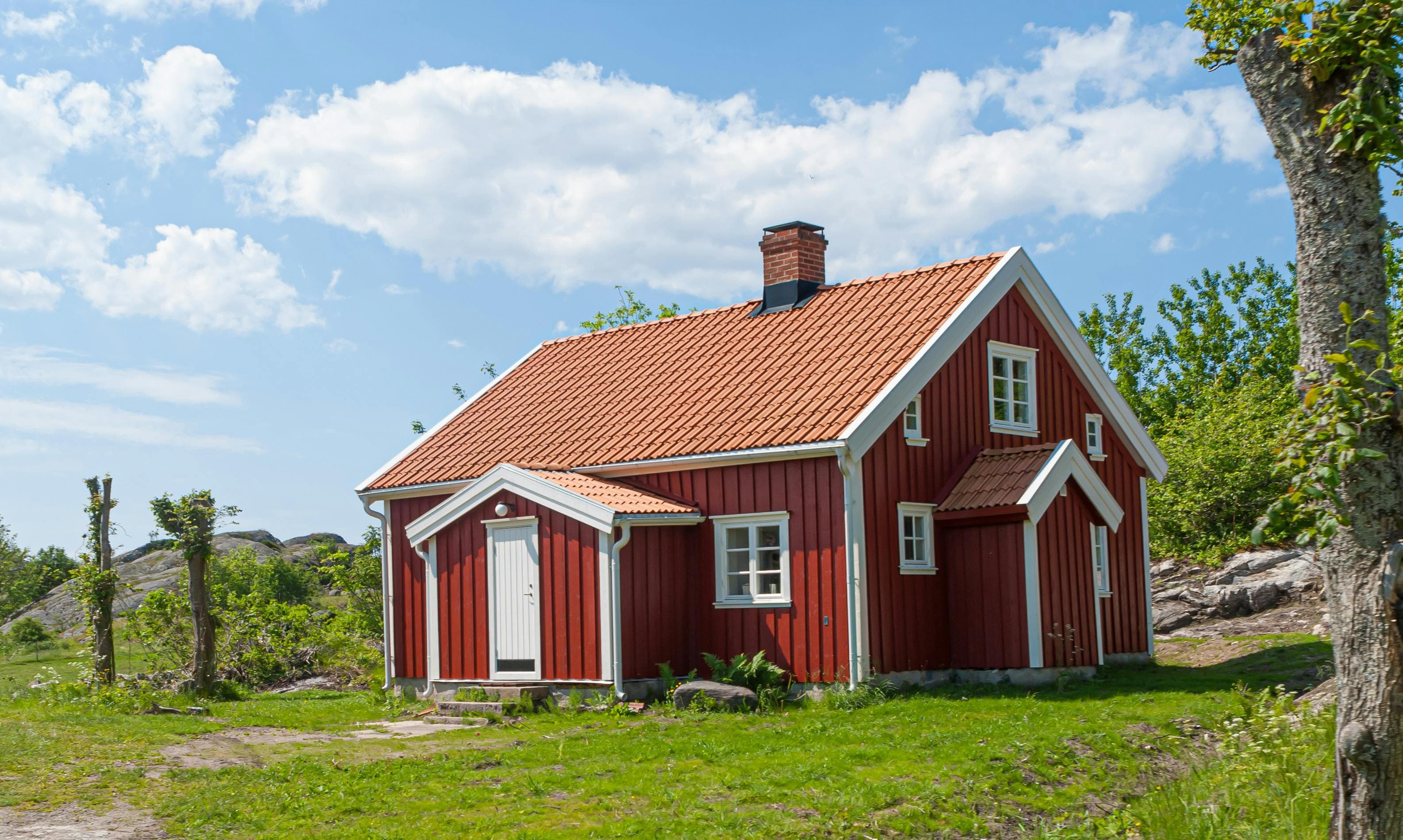 Klassisk röd faluröd trästuga med vita knutar i Bohuslän — privata måleriprojekt av Örnens Måleri